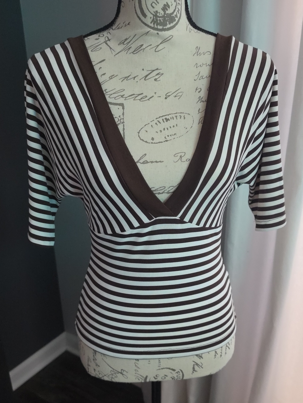 Slimfit 'Batwing' V-Neck in Coffee Brown & White